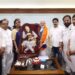 खा. डॉ. ज्योती वाघमारे यांच्याकडून सोलापुरी चादर पंतप्रधान मोदींना भेट
