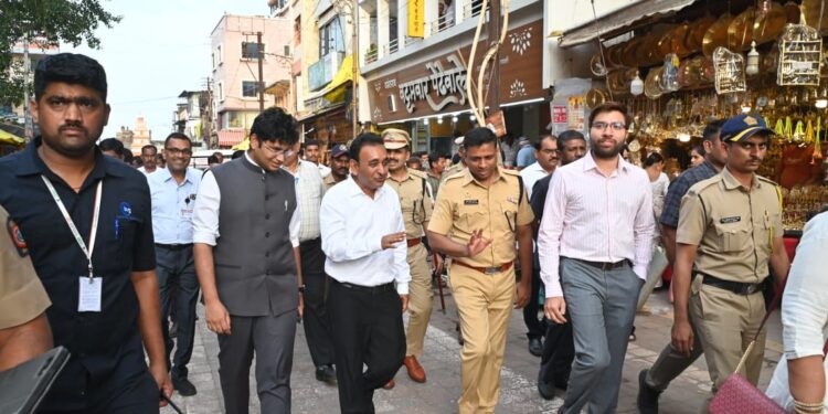 मुख्य सचिव राजेश अग्रवाल यांच्याकडून चंद्रभागा घाट व श्री विठ्ठल-रुक्मिणी मंदिर परिसराची पाहणी