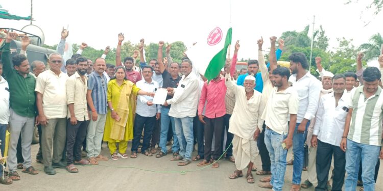 शेतकरी उतरला रस्त्यावर..मागण्यांची पूर्तता लवकरच न झाल्यास मंत्रालयावर आंदोलन – शंकर गायकवाड