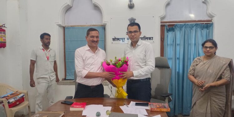 लोकसेवा हक्क अंतर्गत १४८ नागरी सेवा ऑनलाईन उपलब्ध करून देणाऱ्या सोलापूर महानगरपालिकेच्या कार्याचे राज्य आयुक्तांकडून कौतुक