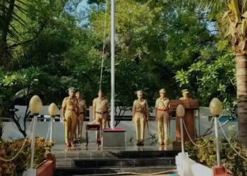 सोलापुरात स्वातंत्र्यदिनानिमित्त पोलीस आयुक्तांच्या हस्ते ध्वजारोहण.