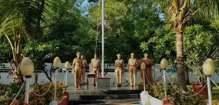 सोलापुरात स्वातंत्र्यदिनानिमित्त पोलीस आयुक्तांच्या हस्ते ध्वजारोहण.