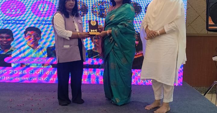 ध्येयप्राप्ती पुरस्काराने सोलापूरच्या गौरी प्रसाद जोशींचा सन्मान; अभिनेत्री इरावती लागू यांच्या हस्ते गौरव