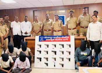 अकलुज पोलिसांचा धडाका ; १७ पिस्तुले, ४७ काडतुसे जप्त