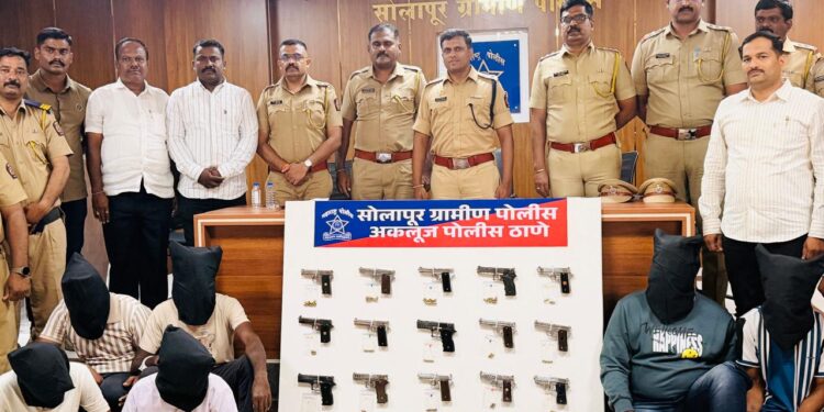 अकलुज पोलिसांचा धडाका ; १७ पिस्तुले, ४७ काडतुसे जप्त