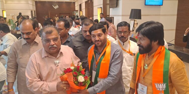 भाजपची सोलापुरात पश्चिम महाराष्ट्र विभागीय संघटनात्मक बैठक सुरु