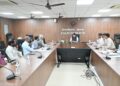 सोलापूर जिल्हाधिकारी कार्यालयात जिल्ह्यातील विडी उद्योग स्थलांतराबाबत उद्भवलेल्या अडीअडचणीबाबत चर्चेस्तव बैठक