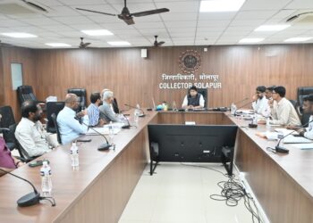 सोलापूर जिल्हाधिकारी कार्यालयात जिल्ह्यातील विडी उद्योग स्थलांतराबाबत उद्भवलेल्या अडीअडचणीबाबत चर्चेस्तव बैठक