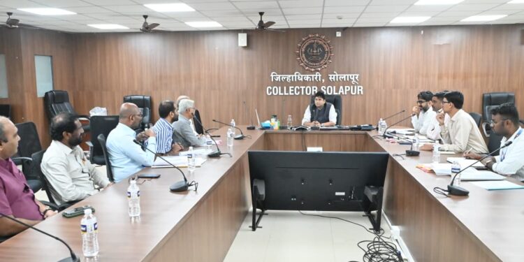 सोलापूर जिल्हाधिकारी कार्यालयात जिल्ह्यातील विडी उद्योग स्थलांतराबाबत उद्भवलेल्या अडीअडचणीबाबत चर्चेस्तव बैठक