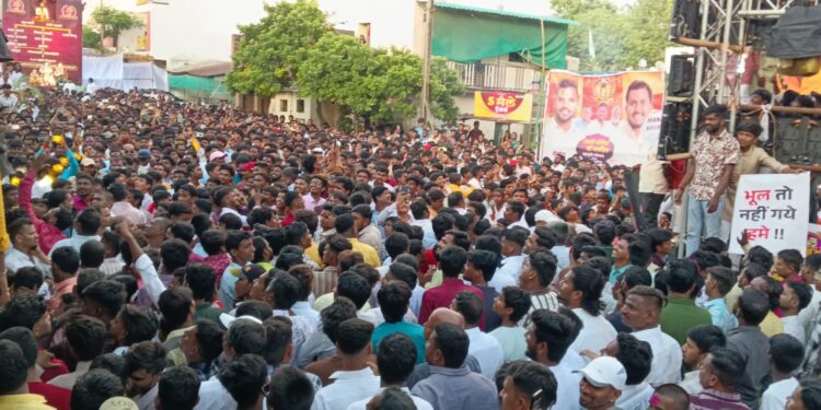 डॉल्बीचा दणदणाट, फिरत्या प्रकाशझोतात थिरकली तरुणाई!