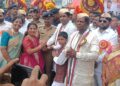 रथोत्सवाच्या मिरवणुकीत जपला बहीण-भावाचा स्नेह; चिमुकली सानवीने आमदार देवेंद्र कोठेंना बांधली राखी