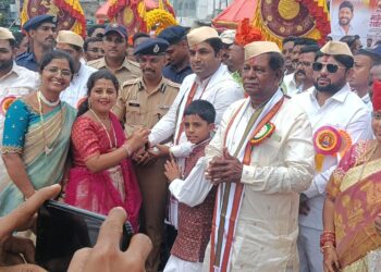 रथोत्सवाच्या मिरवणुकीत जपला बहीण-भावाचा स्नेह; चिमुकली सानवीने आमदार देवेंद्र कोठेंना बांधली राखी