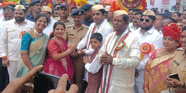 रथोत्सवाच्या मिरवणुकीत जपला बहीण-भावाचा स्नेह; चिमुकली सानवीने आमदार देवेंद्र कोठेंना बांधली राखी