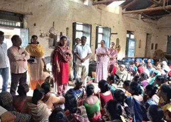 विडी कामगारांना योग्य किमान वेतन मिळावे, उद्योगही बंद पडू नये; तातडीने संयुक्त बैठक घेऊन समन्वयाने तोडगा काढा — खा. प्रणिती शिंदे