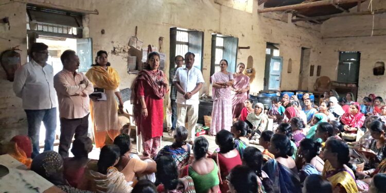 विडी कामगारांना योग्य किमान वेतन मिळावे, उद्योगही बंद पडू नये; तातडीने संयुक्त बैठक घेऊन समन्वयाने तोडगा काढा — खा. प्रणिती शिंदे