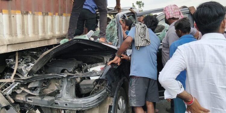 पुणे-सोलापूर महामार्गावर भीषण अपघात; कारची कंटेनरला जोरदार धडक, एकाचा मृत्यू