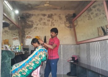 हातात कात्री, मनात जिद्द अन् डोळ्यांत स्वप्न; अभिमन्यूंच्या सलूनने बदलली जगण्याची दिशा