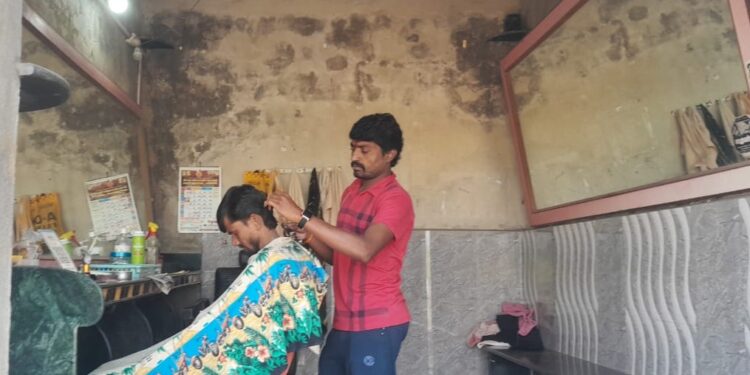 हातात कात्री, मनात जिद्द अन् डोळ्यांत स्वप्न; अभिमन्यूंच्या सलूनने बदलली जगण्याची दिशा