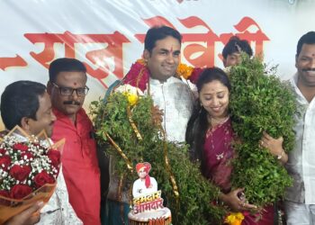 धान्य, पुस्तके अन वह्या देऊन सोलापूरकरांनी साजरा केला आमदार देवेंद्र कोठे यांचा वाढदिवस