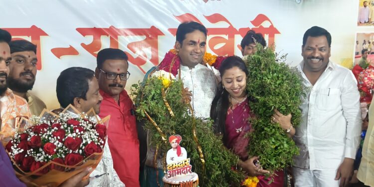 धान्य, पुस्तके अन वह्या देऊन सोलापूरकरांनी साजरा केला आमदार देवेंद्र कोठे यांचा वाढदिवस