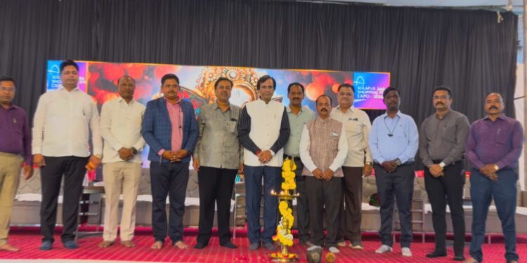 सोलापूरकरांसाठी खरेदीची पर्वणी; शॉपिंग फेस्टिव्हल एक्स्पोचा दिमाखात शुभारंभ