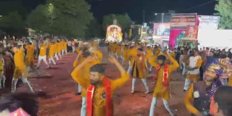 कायद्याचा आदर! सोलापूरच्या गणेशोत्सवात ‘जयशंकर तालीम’चा अनोखा आदर्श; १२ नंतर वाद्यं बंद, पण थरारक ‘बिना वाद्यांचा’ लेझिम डाव!