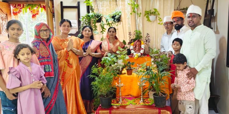 देवकर कुटुंबीयांच्या घरी बाप्पाचे मंगलमय आगमन