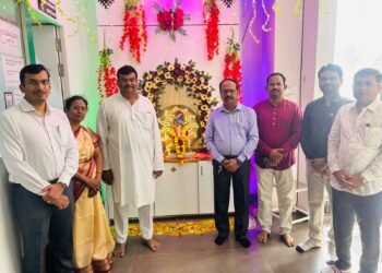 निमा सोलापूरच्या पदाधिकाऱ्यांच्या हस्ते एसीएस हॉस्पिटलमध्ये गणेशपूजा