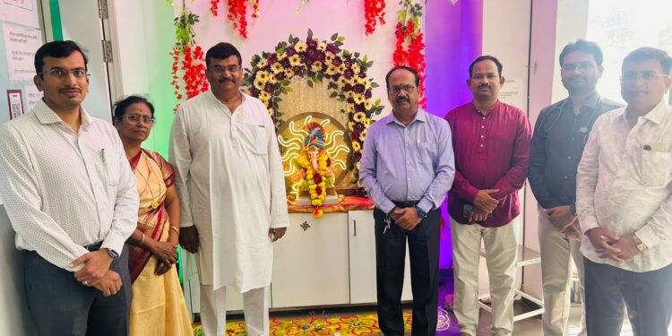 निमा सोलापूरच्या पदाधिकाऱ्यांच्या हस्ते एसीएस हॉस्पिटलमध्ये गणेशपूजा