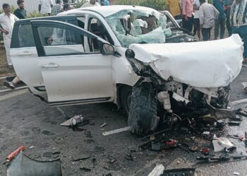 अरण हद्दीत भीषण अपघात; इर्टिगा कारची अज्ञात वाहनाला जोरदार धडक, चार तरुण गंभीर जखमी
