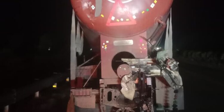 अरणजवळ ट्रॅव्हल बसची सिमेंट बलकरला धडक; एक प्रवासी गंभीर, दोघे किरकोळ जखमी