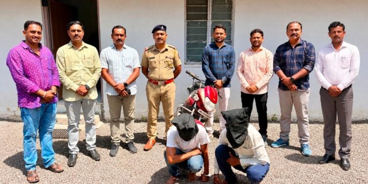 दक्षिण सोलापूर तालुक्यातील दोन घरफोडीचे गुन्हे ग्रामीण पोलिसांनी उघड करून दोन आरोपींना मुद्देमालासह केली अटक