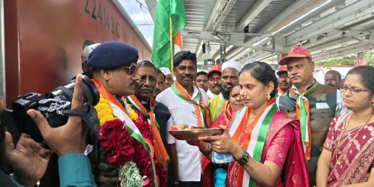 देशसेवेचे २४ वर्षांचे व्रत पूर्ण करून मायभूमीत परतलेल्या हवालदार विक्रम नाईकनवरे यांचा पंढरपुरात गौरव!