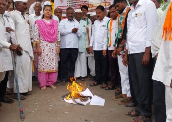 दुष्काळाचा ‘कोरडा’ जीआर; प्रणिती शिंदेंकडून शासन निर्णयाची होळी!