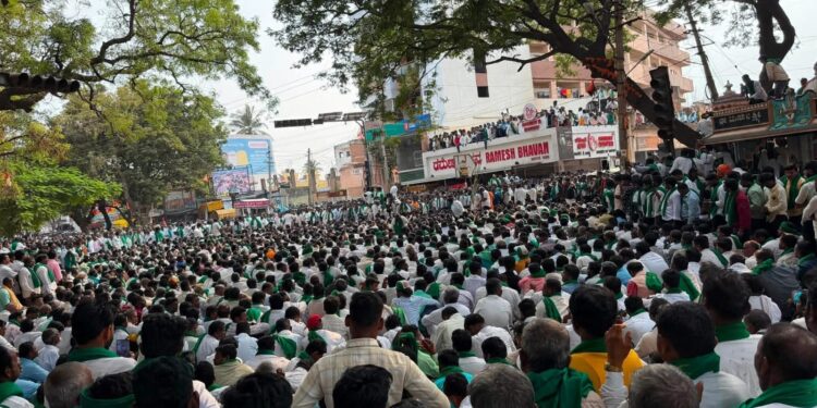 ऊसदरासाठी कर्नाटकातील शेतकऱ्यांचा हुबळीत एल्गार