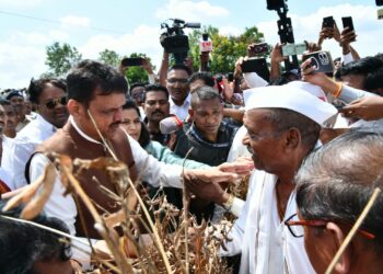 मुख्यमंत्री फडणवीस थेट शेतकऱ्यांच्या बांधावर; वाशिममध्ये पिकांची पाहणी, मदतीची ग्वाही!