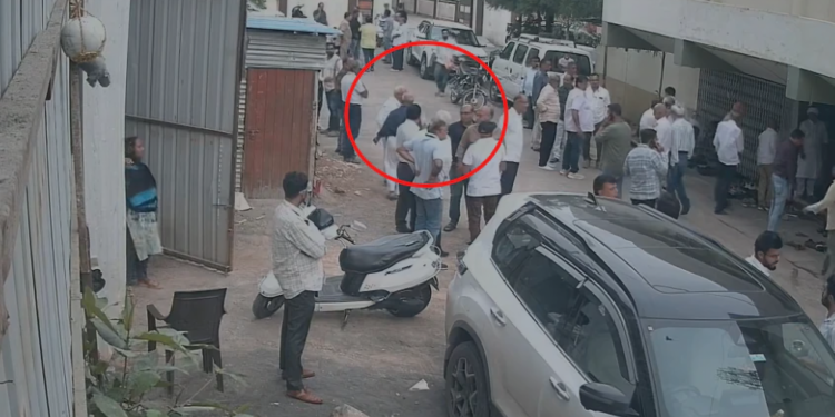 सोलापूरात माजी नगरसेवकांवर भरदिवसा खुनी हल्ला