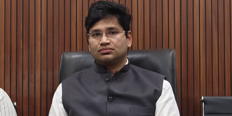 दुष्काळी परिस्थितीत अधिकारी-कर्मचाऱ्यांच्या रजांवर निर्बंध; मुख्यालय सोडण्यासाठी पूर्वपरवानगी बंधनकारक