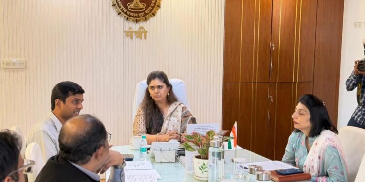 चारा टंचाईवर मात करण्यासाठी राज्याचा कृती आराखडा; चारा उत्पादनासाठी जिल्हा नियोजन निधीतील ५ टक्के निधी – पशुसंवर्धन मंत्री पंकजा मुंडे