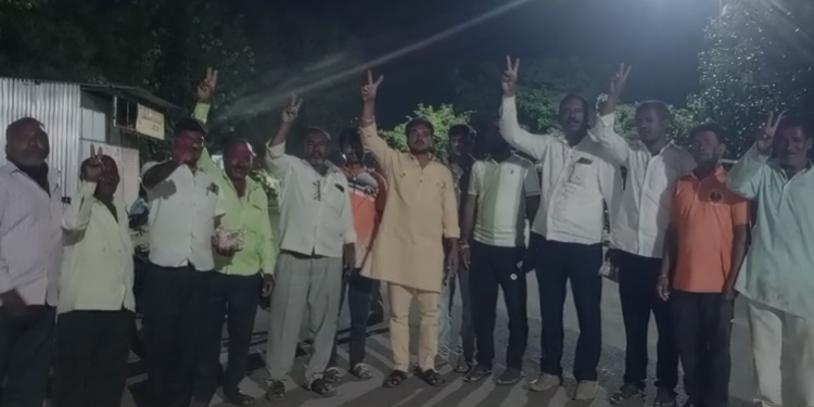 उळे येथे महाविकास आघाडीच्या तिन्ही पदवीधर उमेदवारांच्या विजयाचा जल्लोष; फटाक्यांची आतिशबाजी व मिठाई वाटप