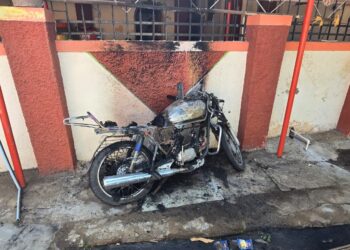 उत्तर सोलापूर तालुक्यात खळबळबळ: कोंडी राहुटी येथे अज्ञात इसमाने पहाटे पेटवून दिली उभी गाडी!