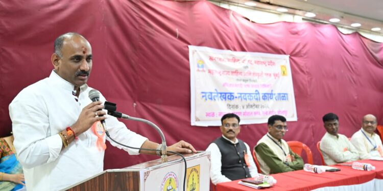 लेखकाला वास्तवाचे भान हवे; पूर्वग्रह बाजूला ठेवून तथ्याधारित लेखन करा