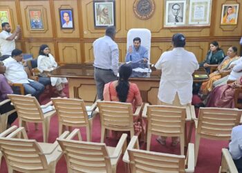 भटक्या कुत्र्यांच्या वाढत्या उपद्रवाच्या पार्श्वभूमीवर महापौर विनायक कोंड्याल यांच्या अध्यक्षतेखाली आढावा बैठक
