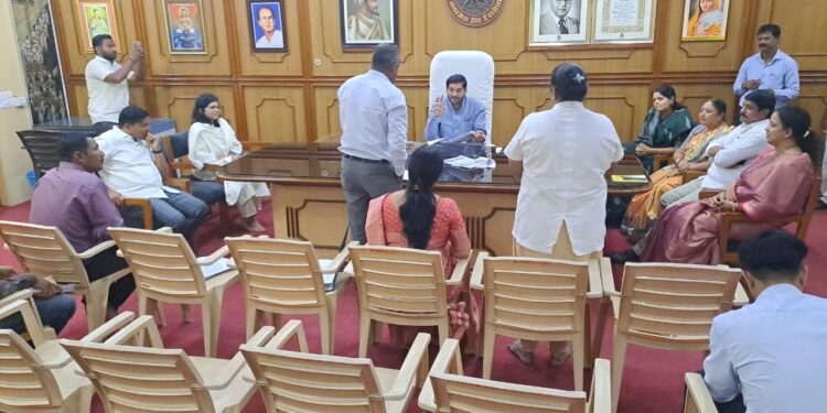 भटक्या कुत्र्यांच्या वाढत्या उपद्रवाच्या पार्श्वभूमीवर महापौर विनायक कोंड्याल यांच्या अध्यक्षतेखाली आढावा बैठक