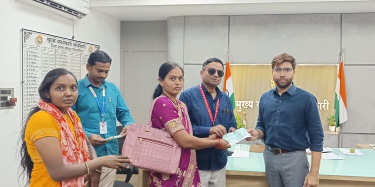 मुख्य कार्यकारी अधिकारी कुशल जैन यांनी घेतला बार्शी तालुक्याचा आढावा