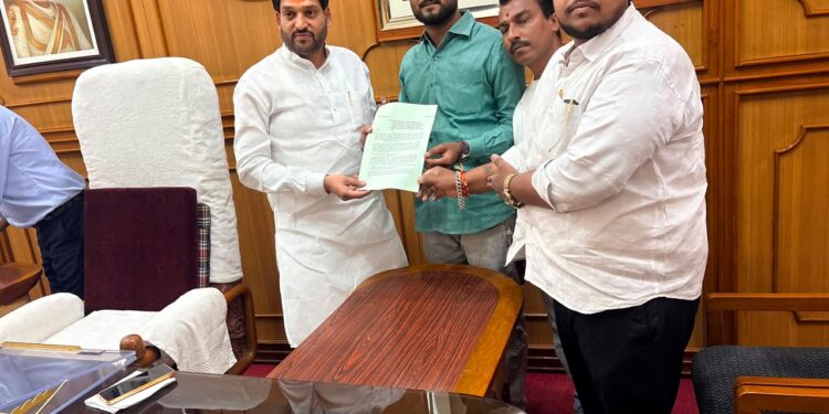 दुष्काळग्रस्तांच्या मदतीसाठी सर्व नगरसेवकांचे एक महिन्याचे वेतन देण्याचा प्रस्ताव