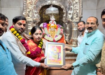नवरात्रोत्सवानिमित्त महापौर विनायक कोंड्याल व धनश्री कोंड्याल यांनी घेतले श्री रूपाभवानी देवीचे दर्शन