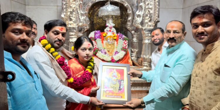 नवरात्रोत्सवानिमित्त महापौर विनायक कोंड्याल व धनश्री कोंड्याल यांनी घेतले श्री रूपाभवानी देवीचे दर्शन