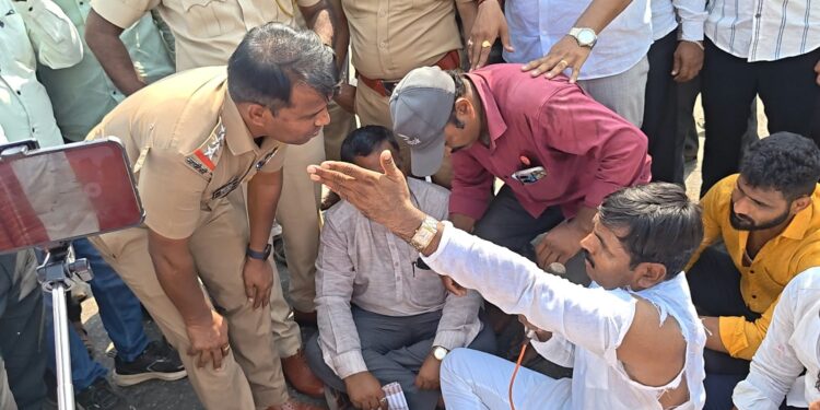 भीमानगर येथे स्वाभिमानी शेतकरी संघटनेचे महामार्ग बंद आंदोलन; ऊसाला 5 हजार रुपये दर देण्याची मागणी