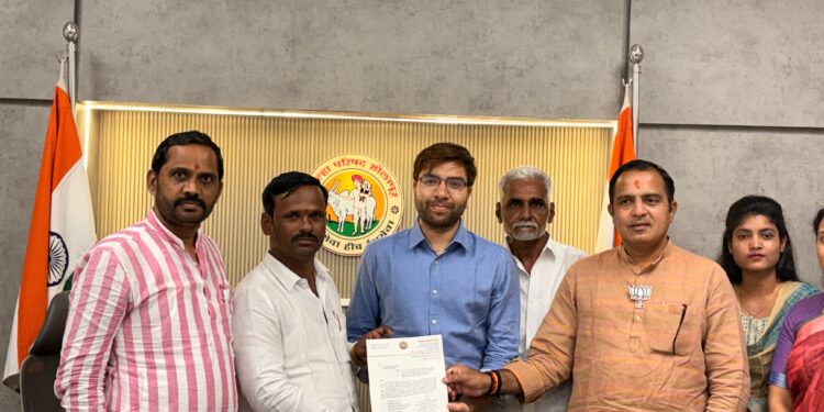 सोलापूर जिल्हा परिषद पदाधिकाऱ्यांचे एक महिन्याचे मानधन दुष्काळ निधीसाठी